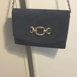 Blue suede shoulder bag with chain